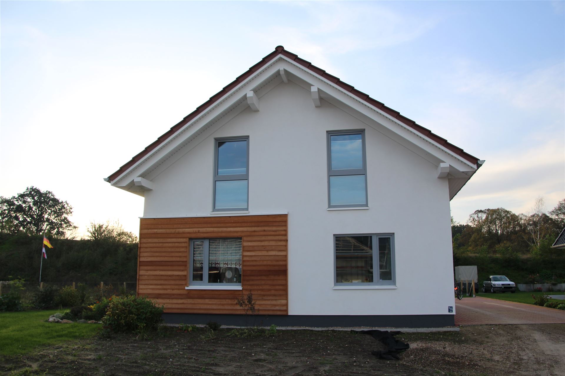 Einfamilienhaus mit Putzfassade und Fassadenprofilen aus Lärche - Bild 1