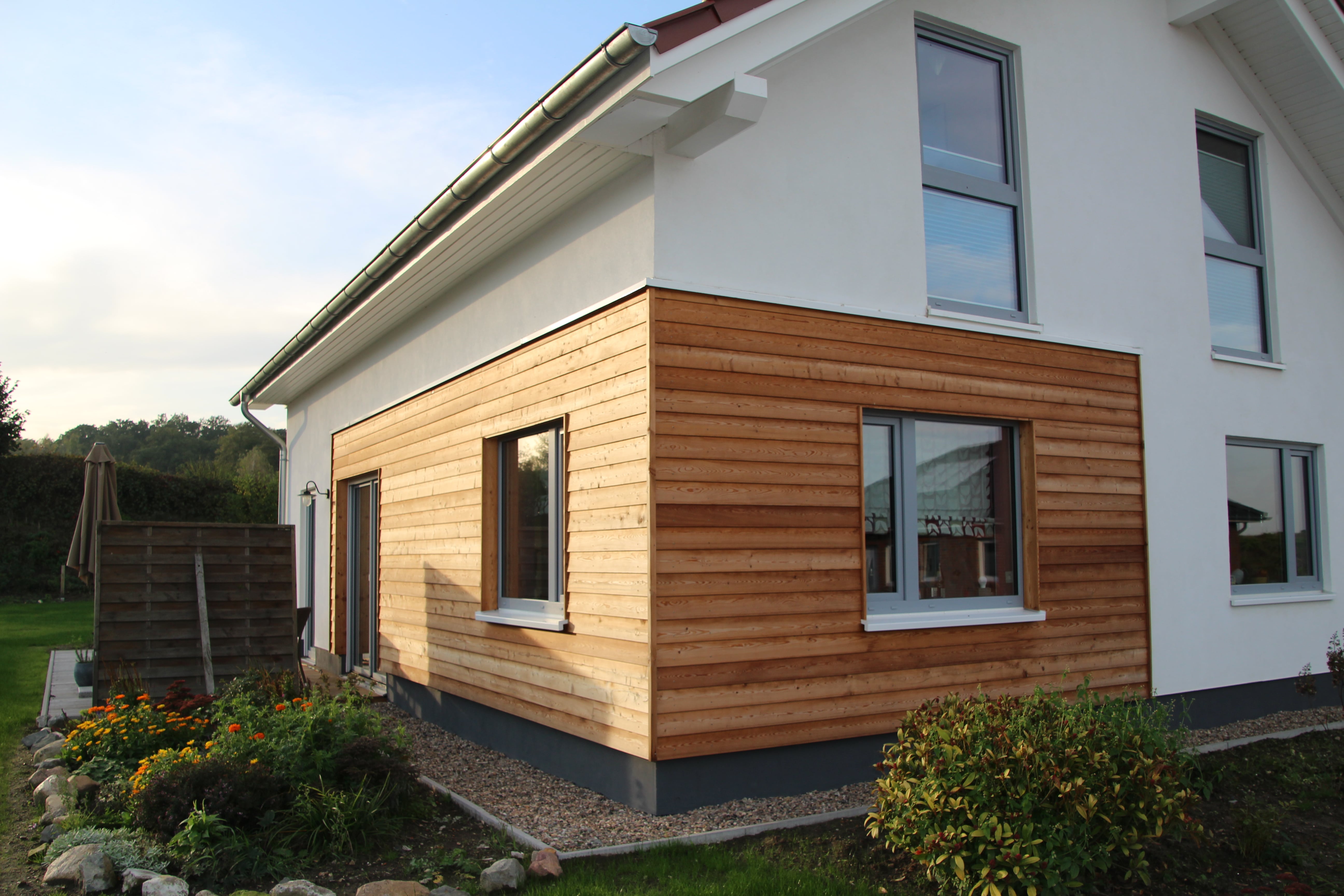 Einfamilienhaus mit Putzfassade und Fassadenprofilen aus Lärche - Bild 2