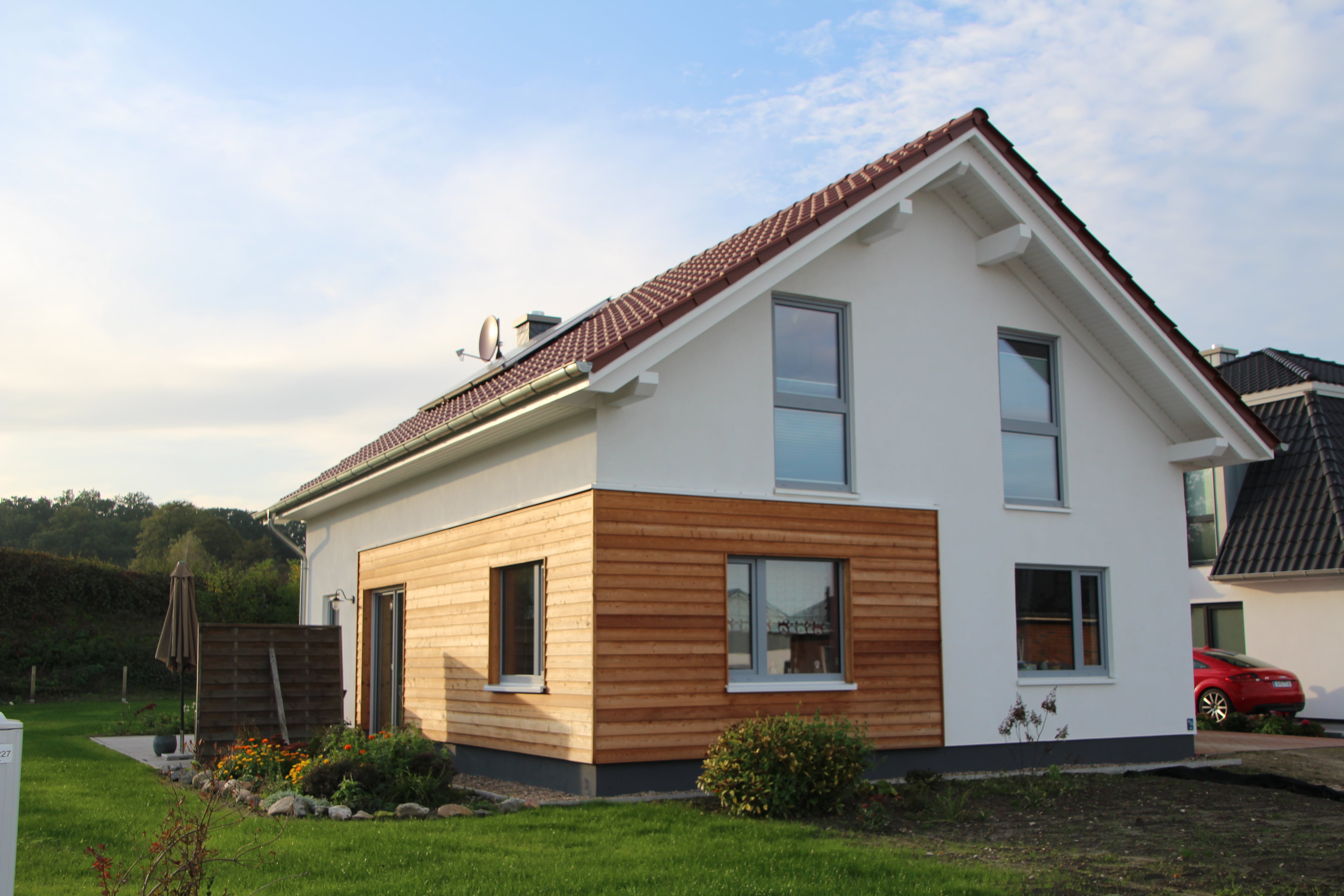 Einfamilienhaus mit Putzfassade und Fassadenprofilen aus Lärche - Bild 3