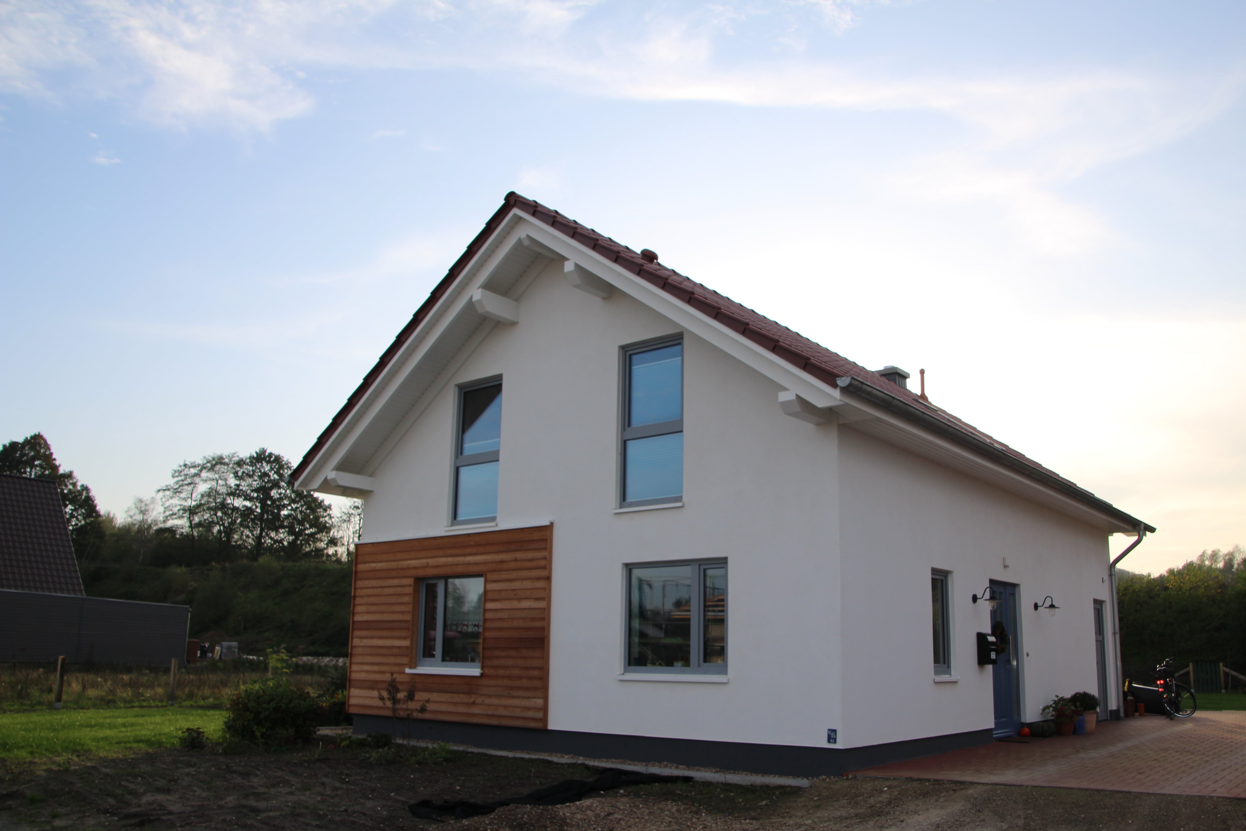 Einfamilienhaus mit Putzfassade und Fassadenprofilen aus Lärche - Bild 4